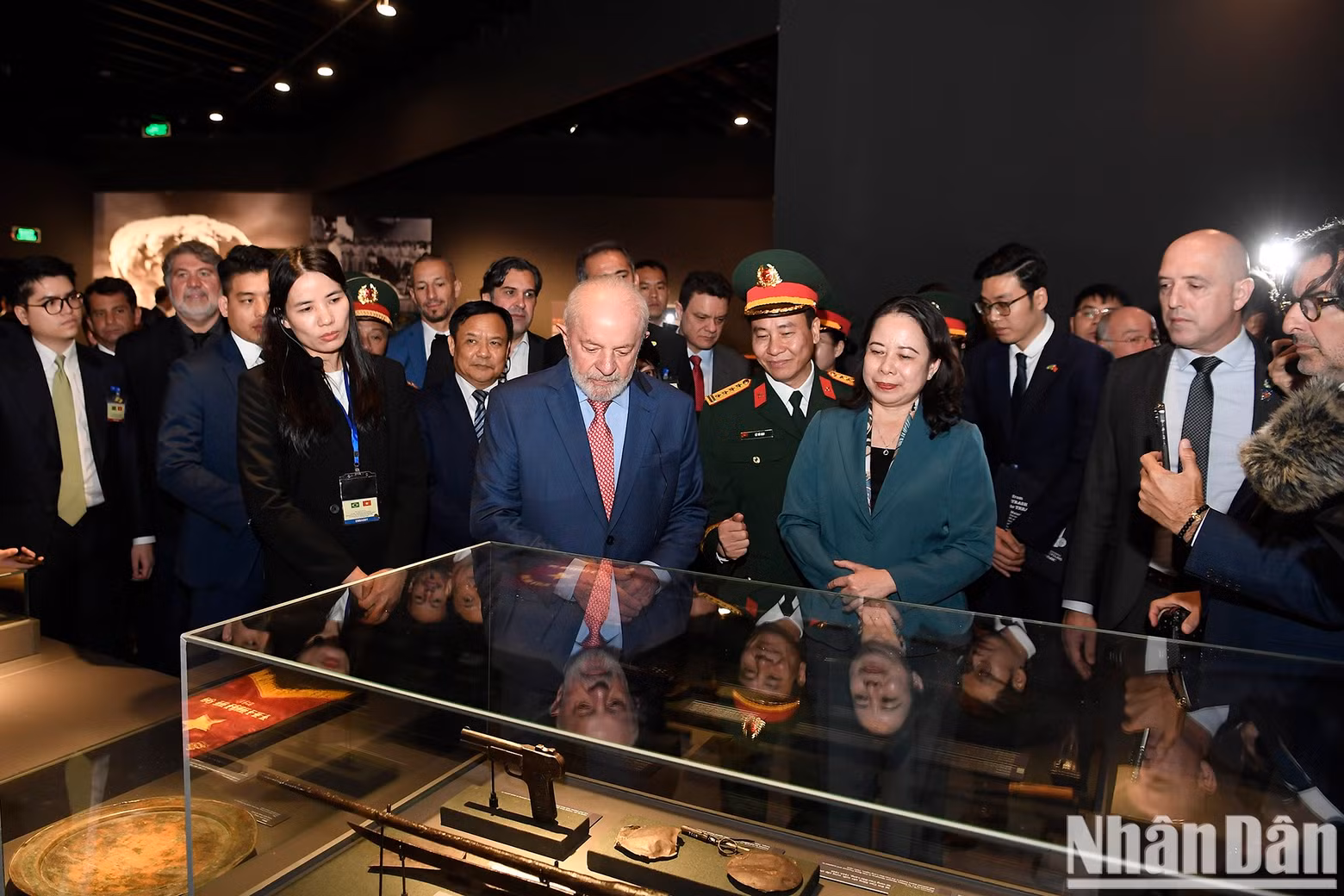 Brazilian President Luiz Inacio Lula da Silva learns about Vietnamese history at the museum.