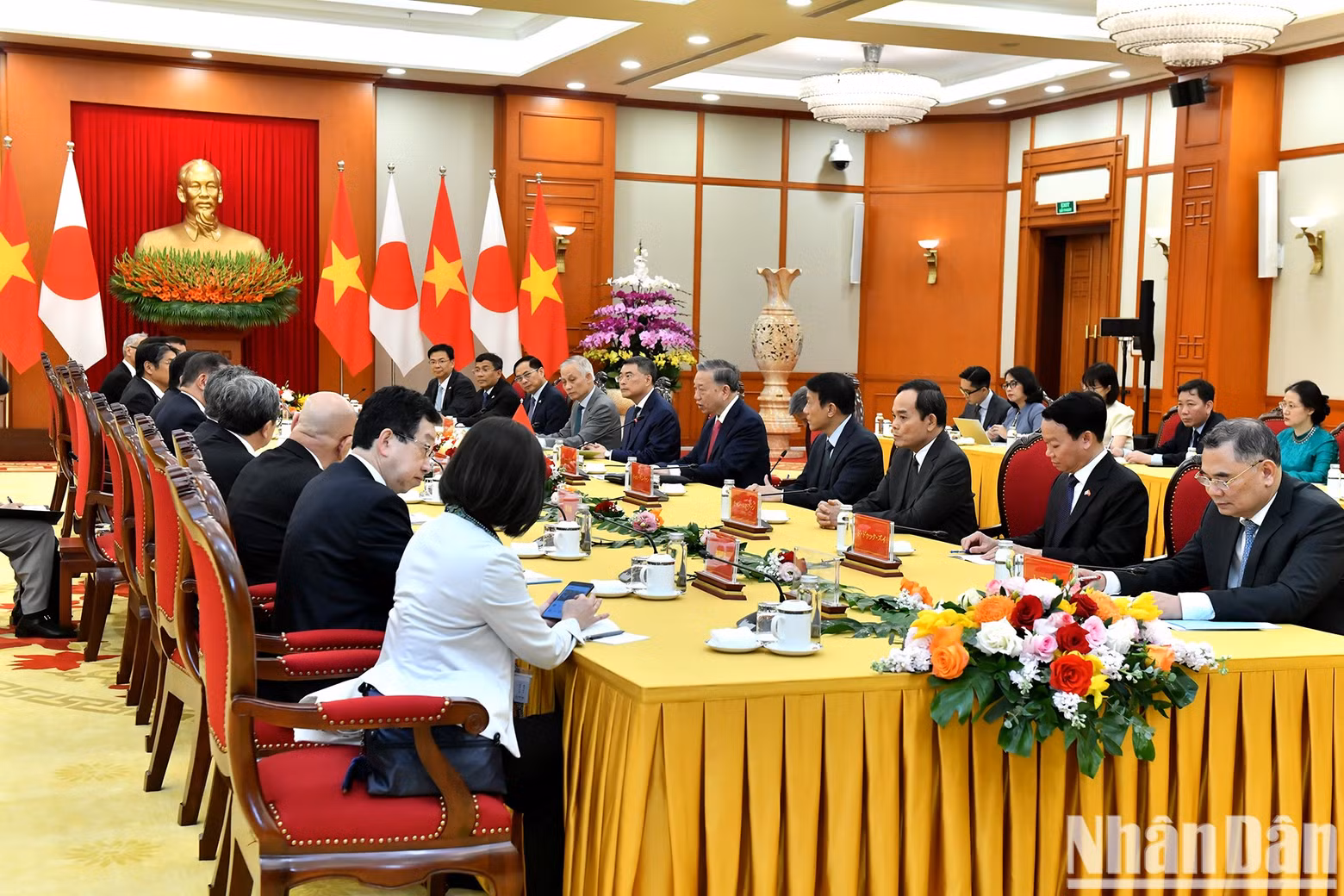 General Secretary To Lam and Vietnamese delegates at the meeting.