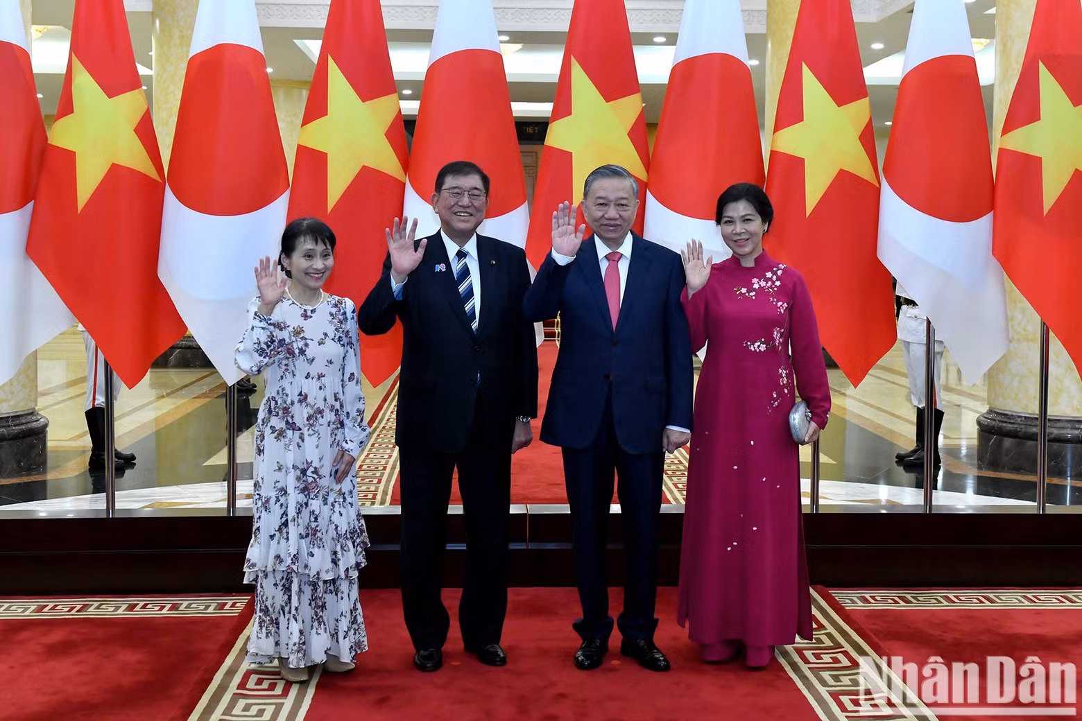 General Secretary To Lam and his spouse in a photo with Japanese Prime Minister Ishiba Shigeru and his spouse.