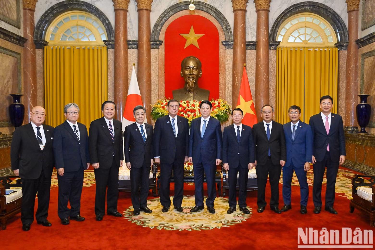 President Luong Cuong, Japanese PM Ishiba Shigeru and delegates pose for a group photo.