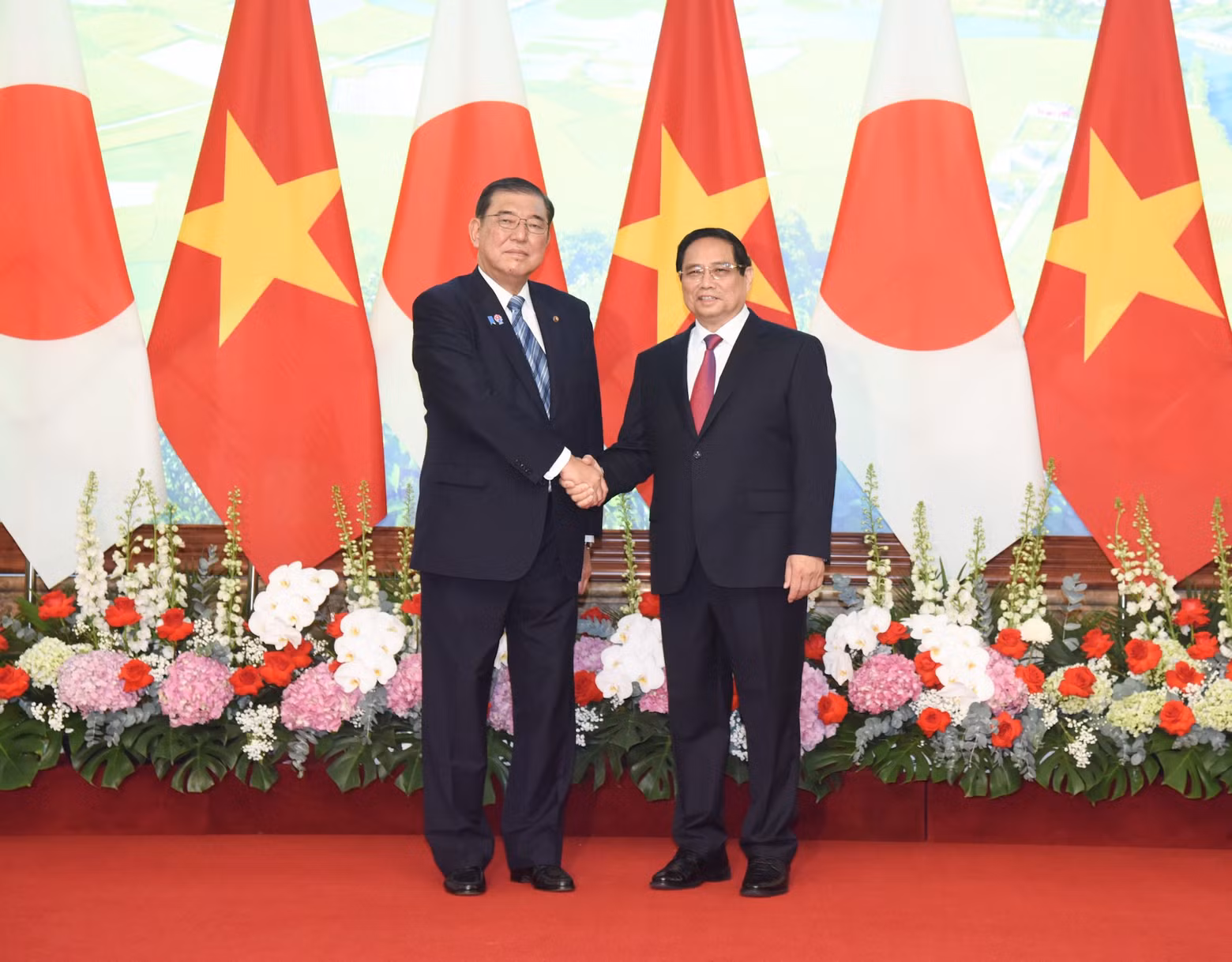 Vietnamese PM Pham Minh Chinh and Japanese PM Ishiba Shigeru.