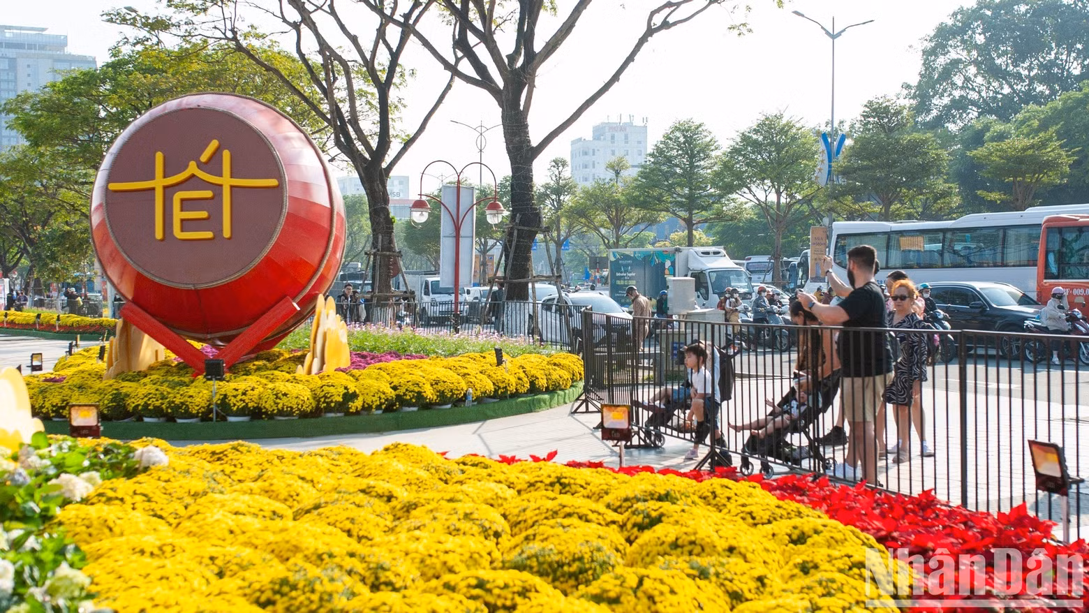 Bach Dang flower street attracts many visitors. Bach Dang flower street attracts many visitors.