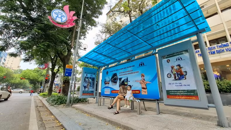 A bus shelter in Ha Noi. A bus shelter in Ha Noi.