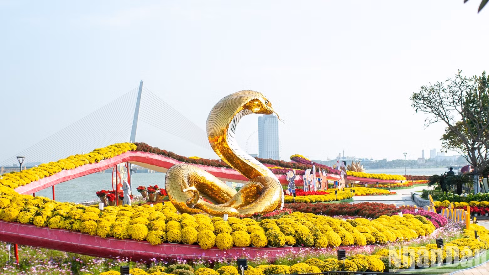 The snake statue in Da Nang was crafted by artisan Dinh Van Tam from Quang Tri. The snake statue in Da Nang was crafted by artisan Dinh Van Tam from Quang Tri.