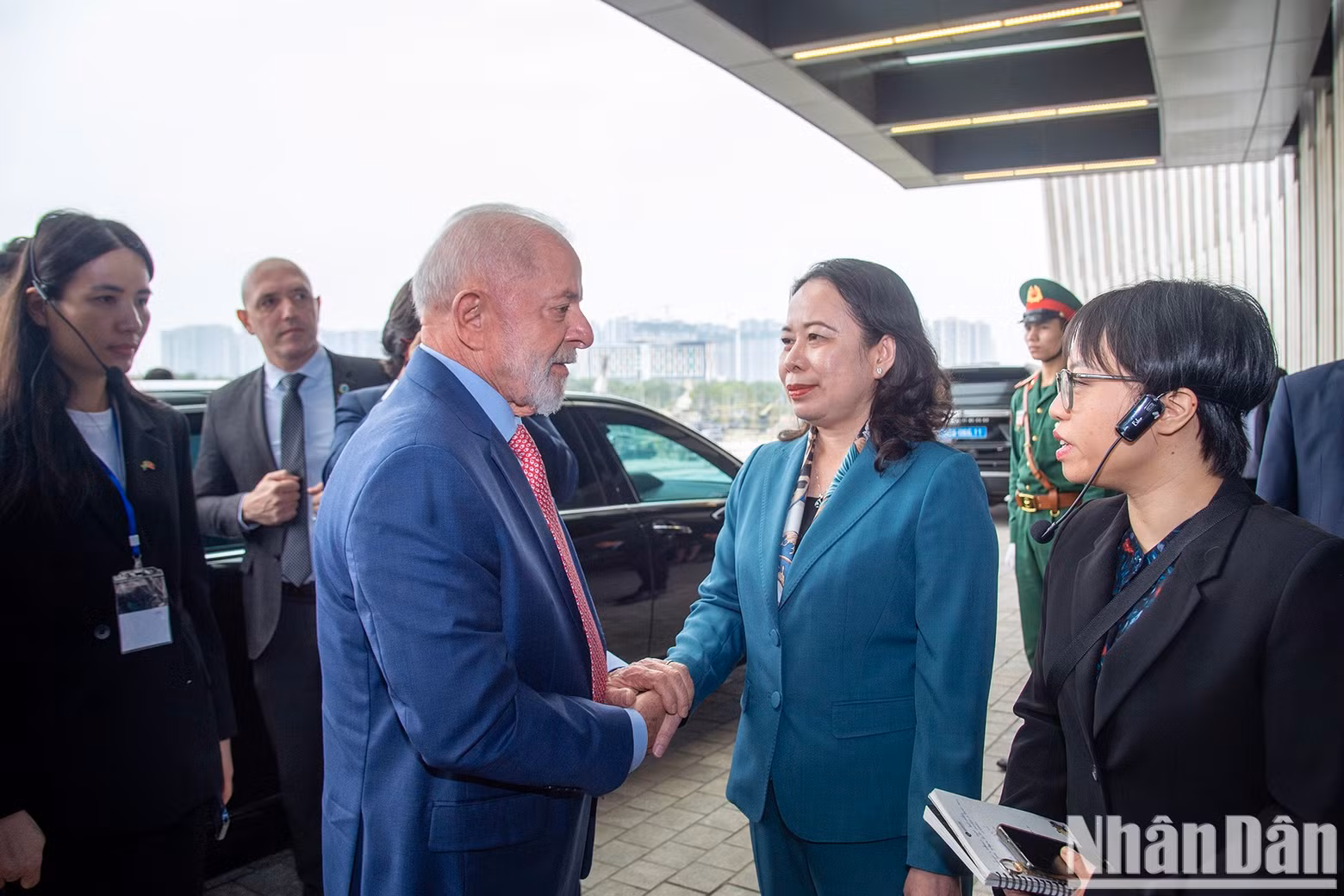 Vice President Vo Thi Anh Xuan welcomes Brazilian President Luiz Inacio Lula da Silva at the Vietnam Military History Museum.