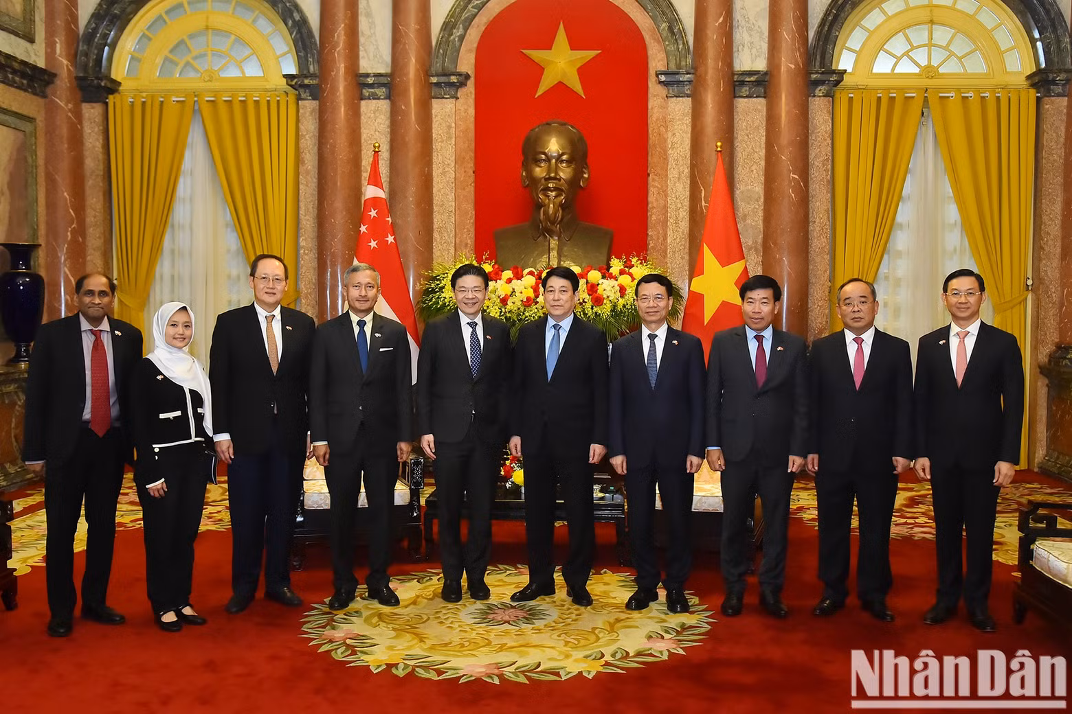 President Luong Cuong, Singaporean PM Lawrence Wong and delegates pose for a photo. President Luong Cuong, Singaporean PM Lawrence Wong and delegates pose for a photo.