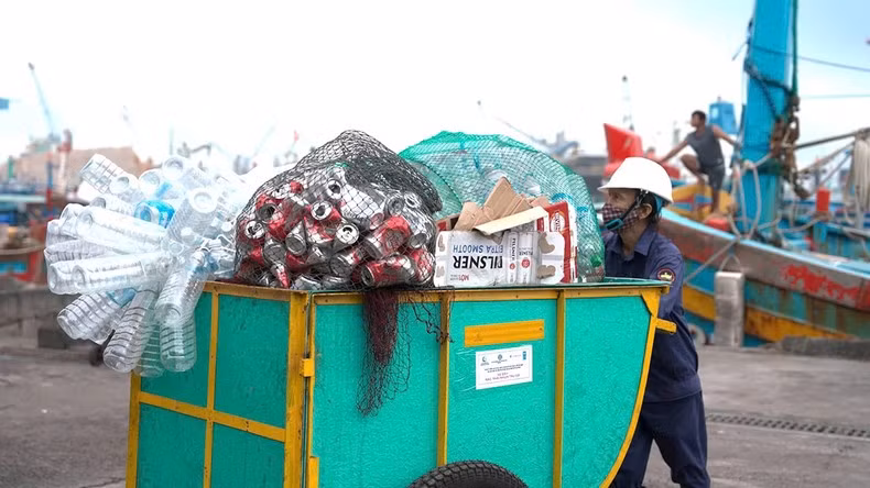 The waste collection model from fishing boats is bringing positive results in protecting the marine environment. The waste collection model from fishing boats is bringing positive results in protecting the marine environment.