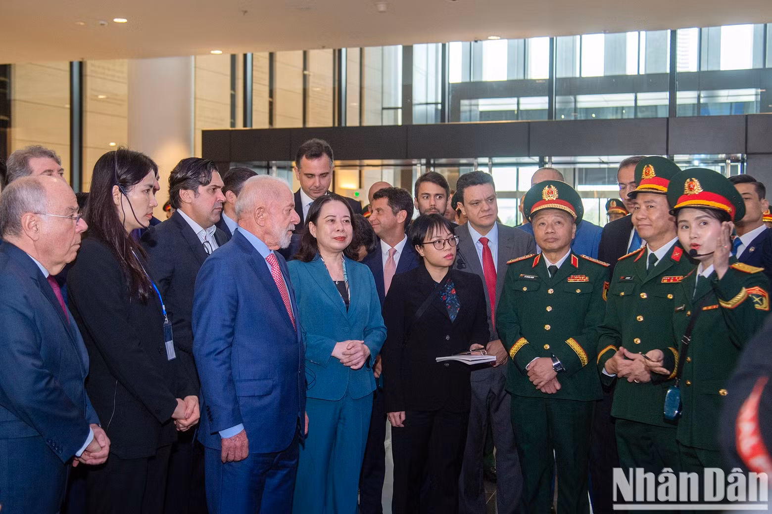 Vice President Vo Thi Anh Xuan and Brazilian President Luiz Inacio Lula da Silva listen to an introduction to the museum.