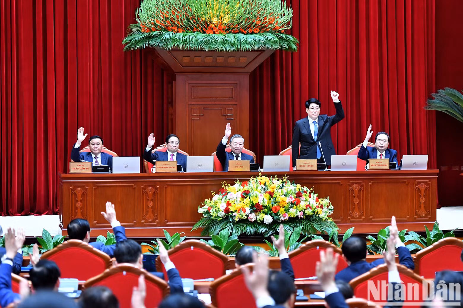 Party and State leaders vote to approve the plenum’s agenda.