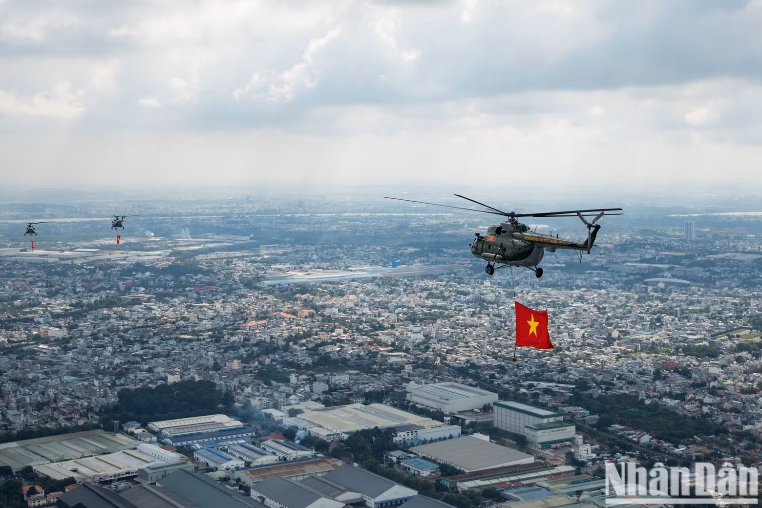 The helicopters used are Mi-171, Mi-17 and Mi-8 flying in a 3-4-3 formation. The helicopters used are Mi-171, Mi-17 and Mi-8 flying in a 3-4-3 formation.