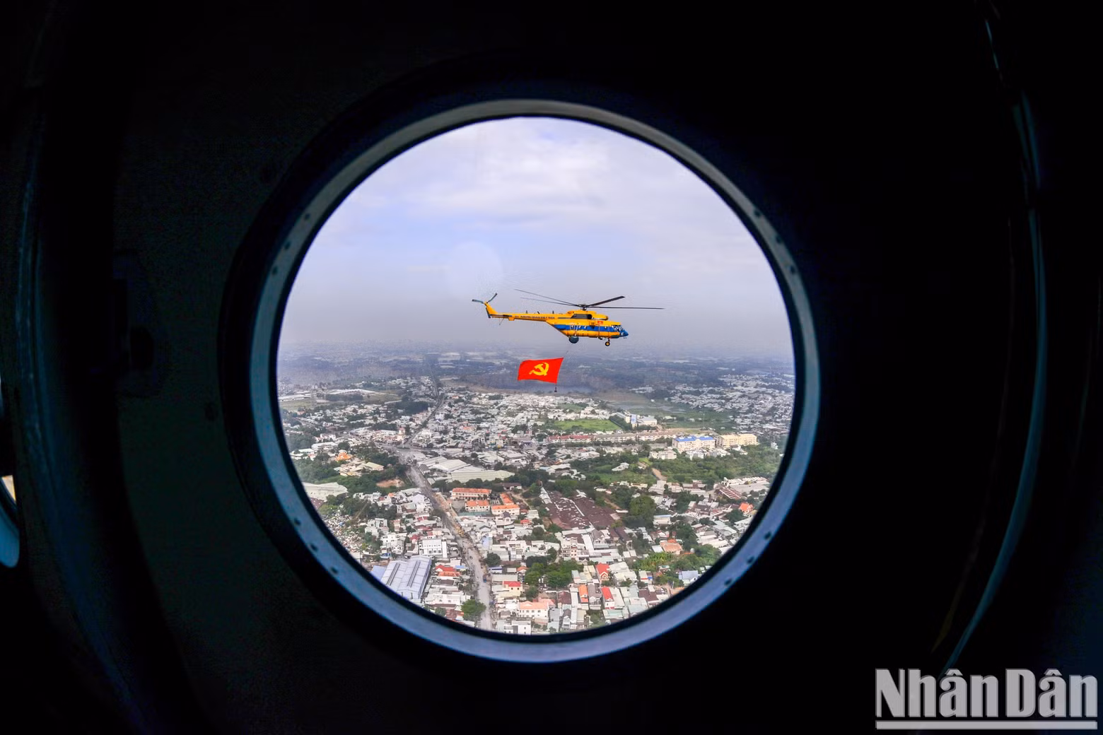 The appearance of helicopters carrying Party and national flags in recent days will be a special memory for Ho Chi Minh City residents. The appearance of helicopters carrying Party and national flags in recent days will be a special memory for Ho Chi Minh City residents.
