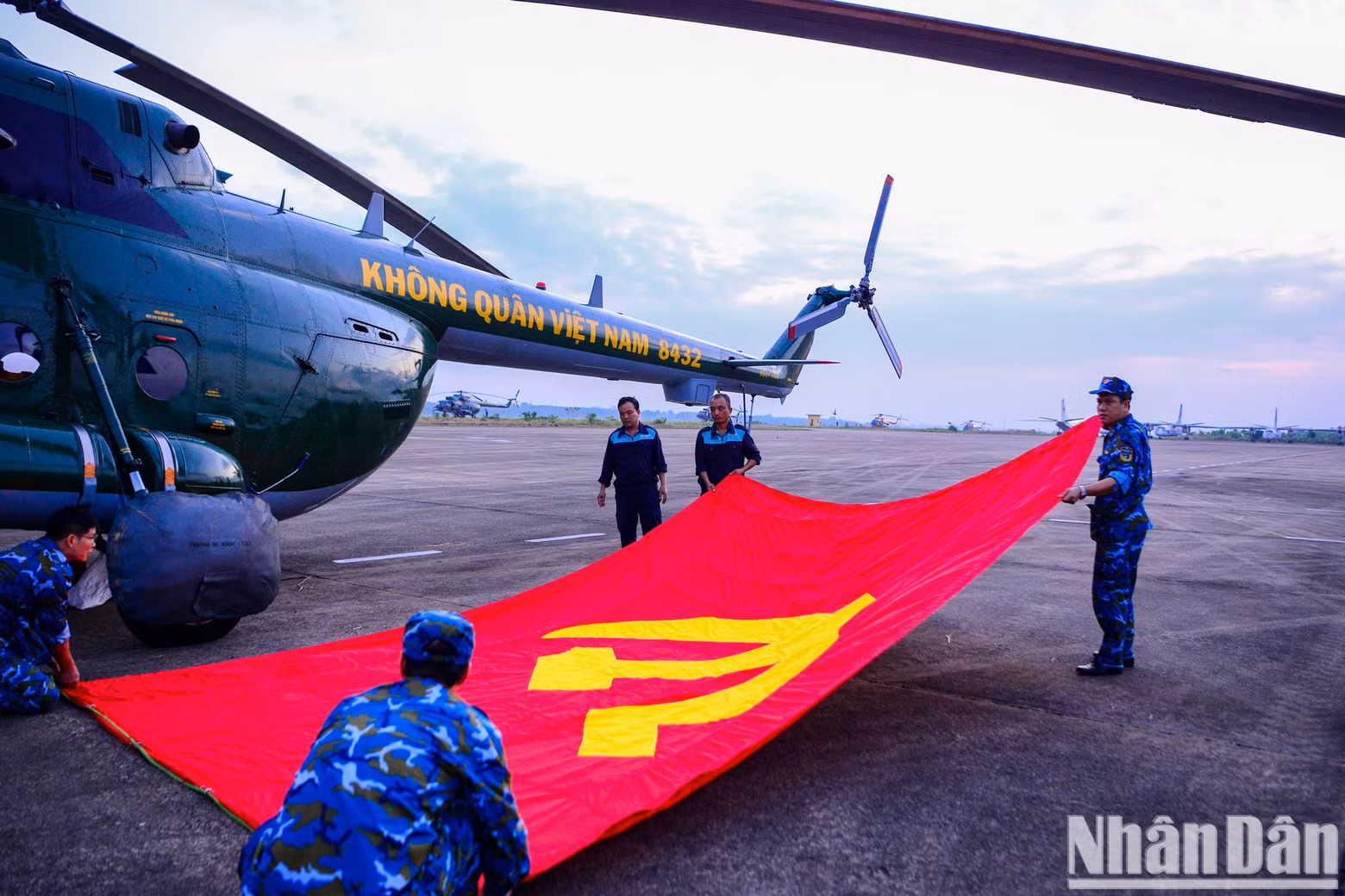 The Party and national flags are identical in size at approximately 20 square metres, with 120kg counterweights at the bottom of the cable to keep the flags taut while airborne. The Party and national flags are identical in size at approximately 20 square metres, with 120kg counterweights at the bottom of the cable to keep the flags taut while airborne.