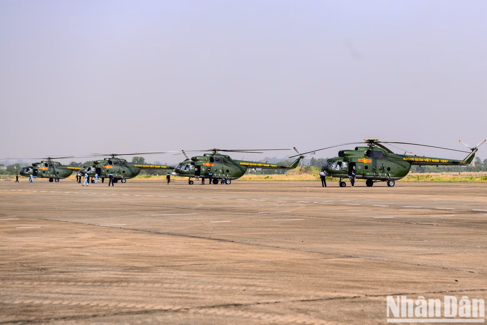 The flight crews participating in this special flight belong to the 917th Air Regiment (370th Division), 916th Regiment (371st Division), and 930th Regiment (372nd Division). The flight crews participating in this special flight belong to the 917th Air Regiment (370th Division), 916th Regiment (371st Division), and 930th Regiment (372nd Division).