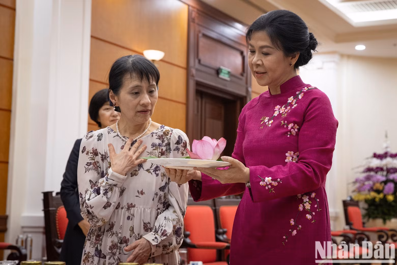 Lady Ngo Phuong Ly introduces banh com to Lady Ishiba Yoshiko.