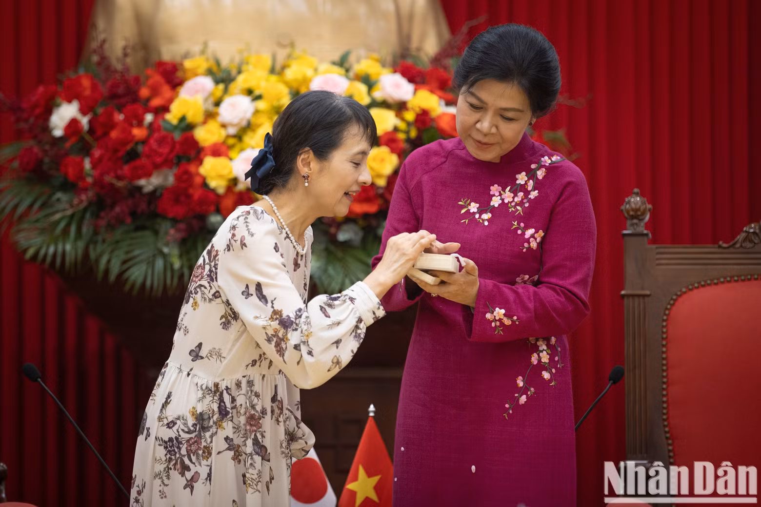 Lady Ishiba Yoshiko presents a gift to Lady Ngo Phuong Ly.