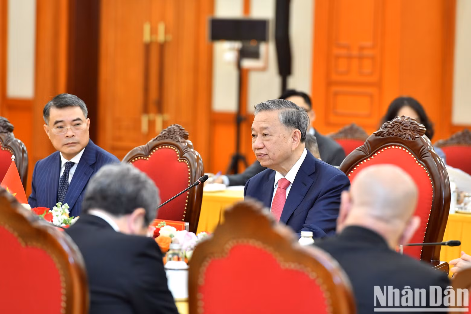 General Secretary To Lam speaks at the meeting with Japanese Prime Minister Ishiba Shigeru.