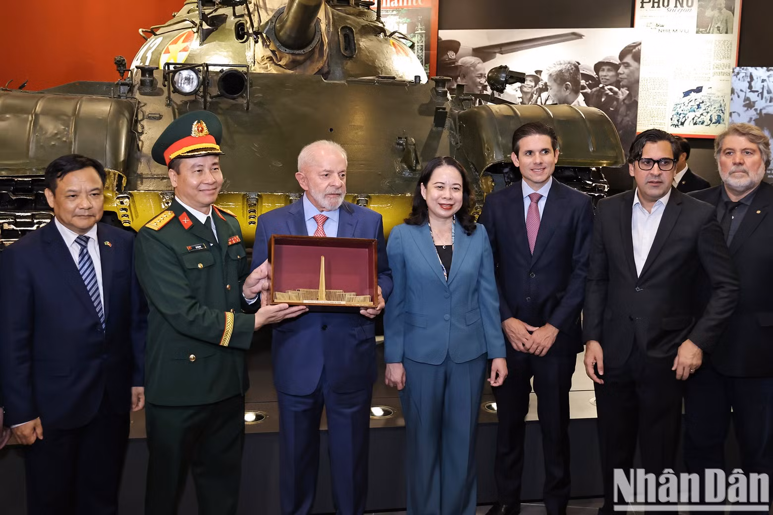 Senior Colonel Le Vu Huy, Director of the Vietnam Military History Museum, presents a souvenir to Brazilian President Luiz Inacio Lula da Silva.