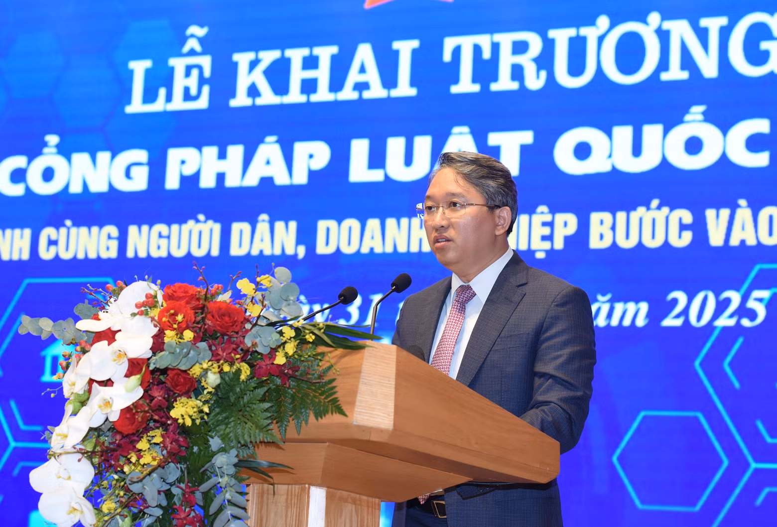 Minister of Justice Nguyen Hai Ninh addresses the event.