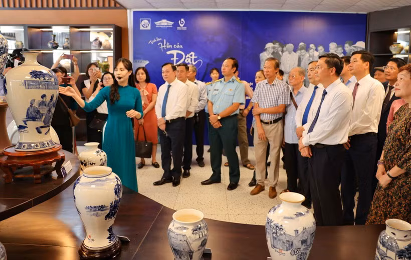 Visitors at the exhibition (Photo: VNA)
