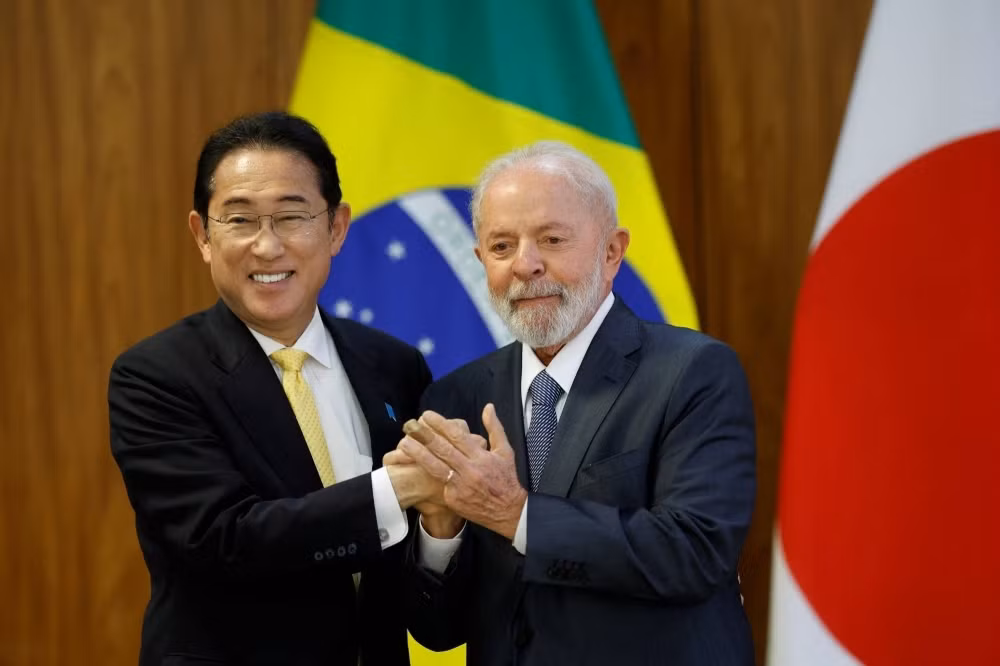 Brazil's President Luiz Inacio Lula da Silva (right) and Prime Minister Fumio Kishida shake hands during a joint statement at the Planalto Palace in Brasilia, Brazil (Photo: REUTERS) Brazil's President Luiz Inacio Lula da Silva (right) and Prime Minister Fumio Kishida shake hands during a joint statement at the Planalto Palace in Brasilia, Brazil (Photo: REUTERS)