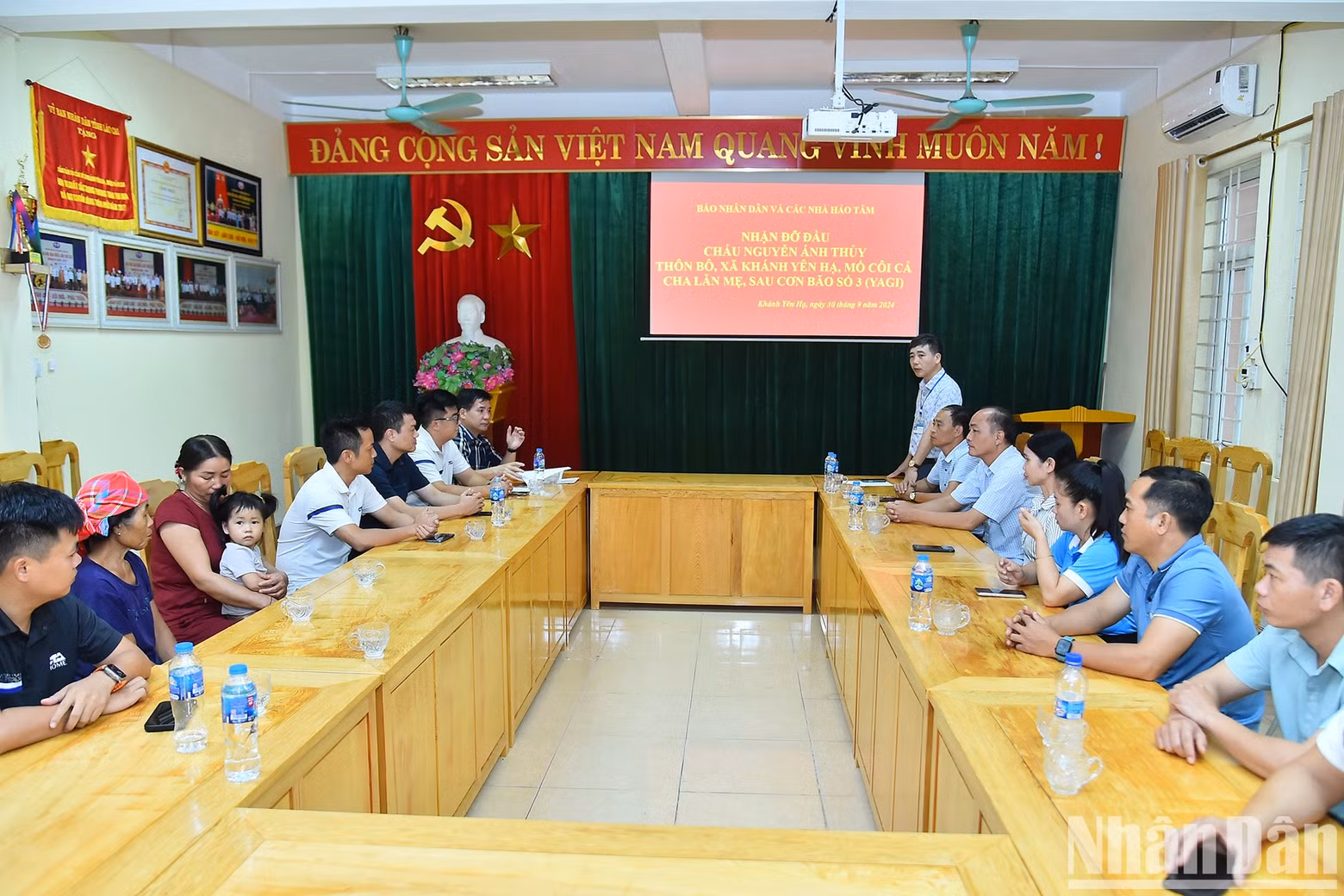 Previously, in Yen Khanh Ha Commune (Van Ban District), the delegation visited, presented gifts to Nguyen Anh Thuy (born in 2022), who became orphan due to Typhon Yagi. Thuy’s parents were workers of Nam Luc Hydropower Plant in Bac Ha District, Lao Cai Province, who died due to a landslide during Typhoon Yagi.