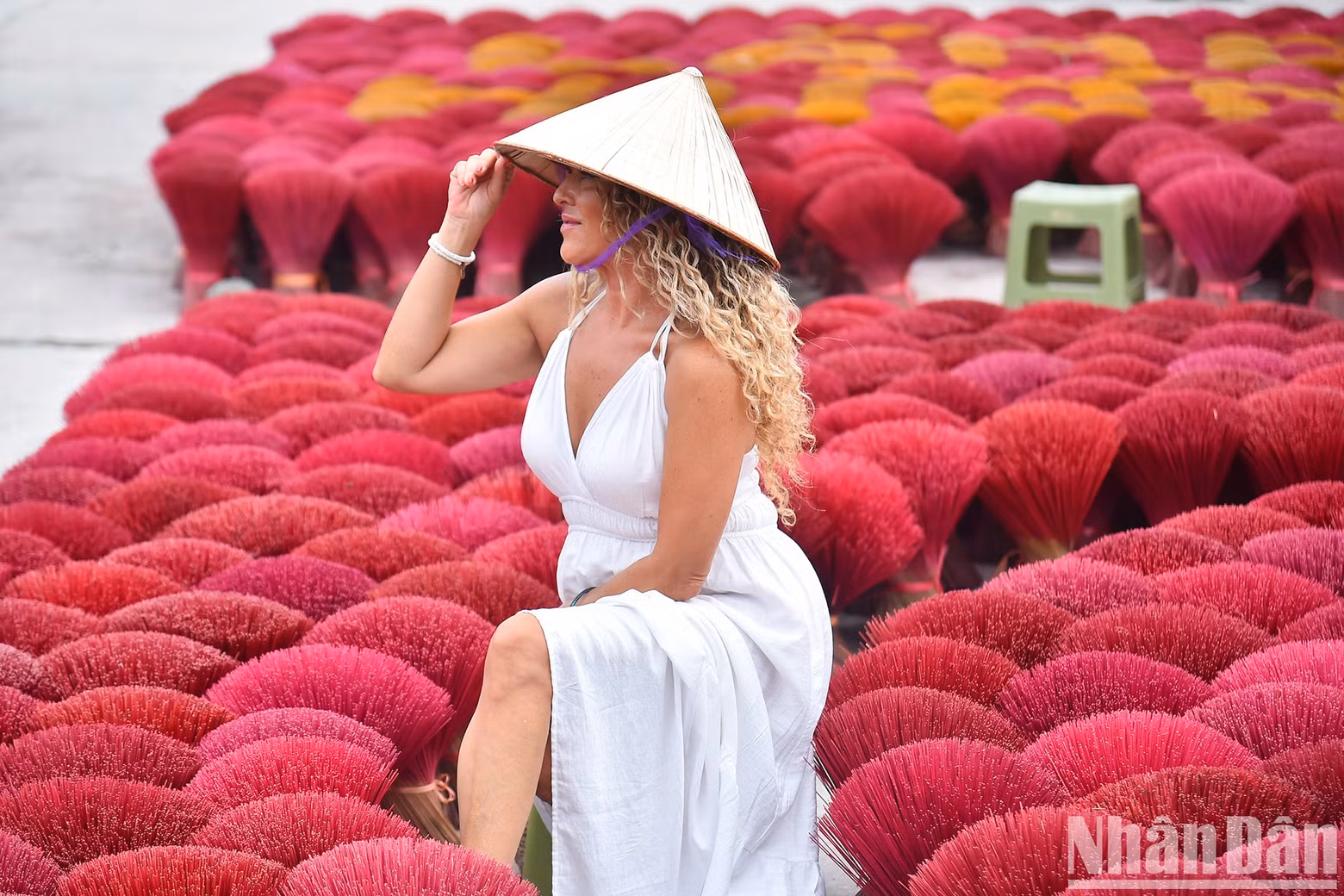 A foreign tourist check-in at the Quang Phu Cau incense village.