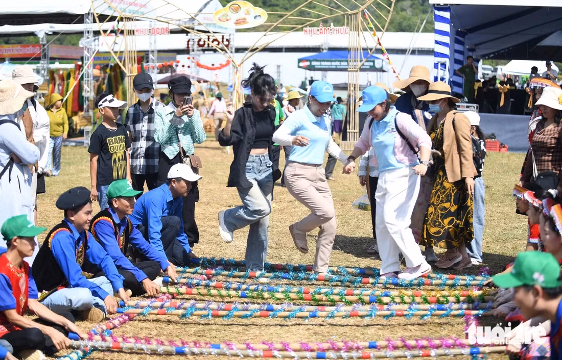 Visitors join a bamboo pole dance at the tourism festival held on La Vuong Plateau from August 31 to September 1 to celebrate the National Day holiday. (Photo: tuoitre.vn)