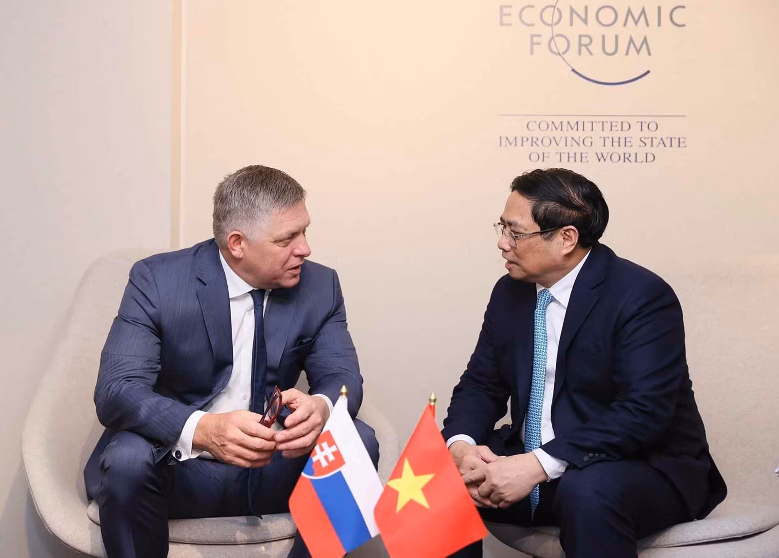 Prime Minister Pham Minh Chinh (R) meets Slovakian PM Robert Fico in Davos, Switzerland on January 17 (local time) (Photo: VNA) Prime Minister Pham Minh Chinh (R) meets Slovakian PM Robert Fico in Davos, Switzerland on January 17 (local time) (Photo: VNA)