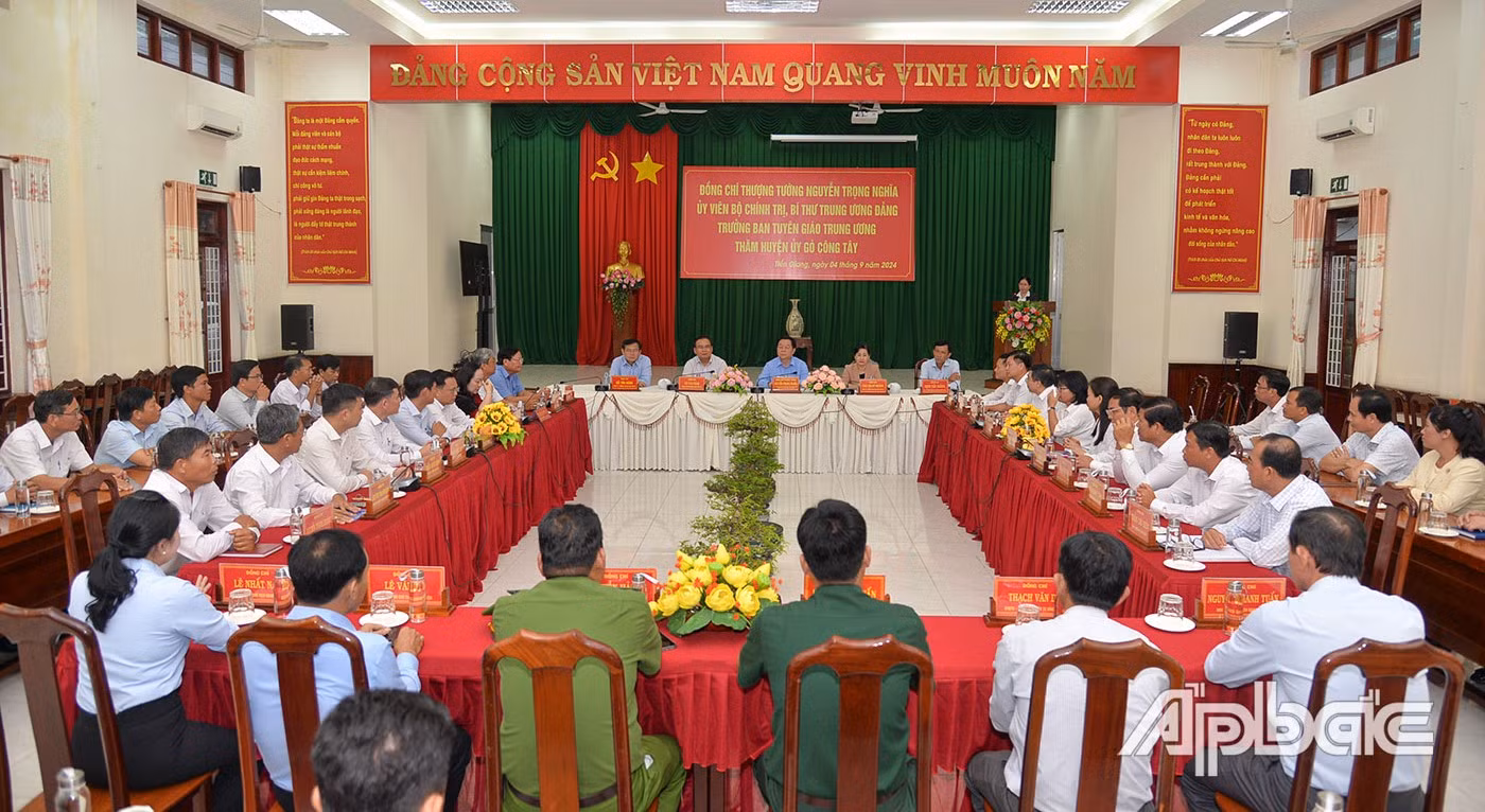 Politburo member, Secretary of the Party Central Committee Nguyen Trong Nghia held meeting with leaders of Go Cong Tay District (Photo: tuyengiaotiengiang.vn) Politburo member, Secretary of the Party Central Committee Nguyen Trong Nghia held meeting with leaders of Go Cong Tay District (Photo: tuyengiaotiengiang.vn)