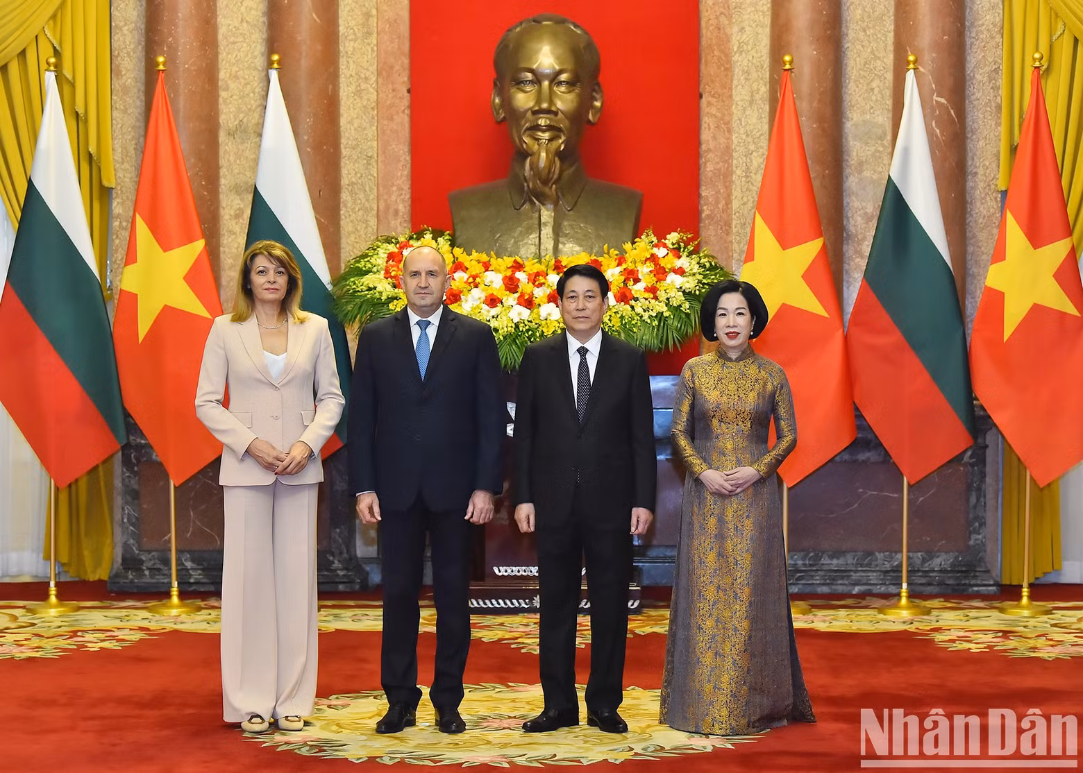 President Luong Cuong and his spouse welcome Bulgarian President Rumen Radev and his spouse at the official welcome ceremony.
