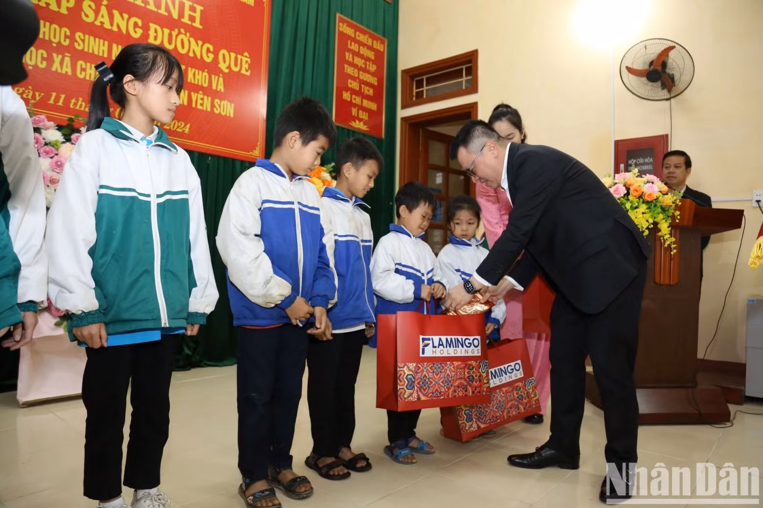 Gifts presented to disadvantaged children in Tuyen Quang Province.