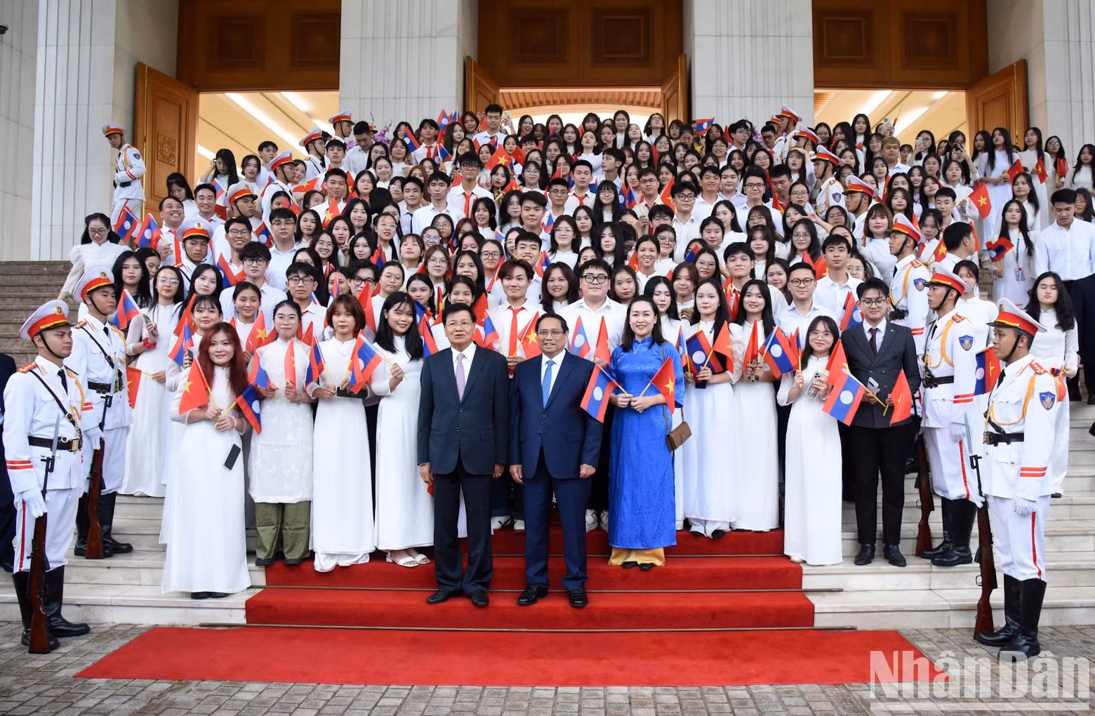 Prime Minister Pham Minh Chinh and Party General Secretary and President of Laos Thongloun Sisoulith pose for a group photo with lecturers and students of the Vietnam National University.
