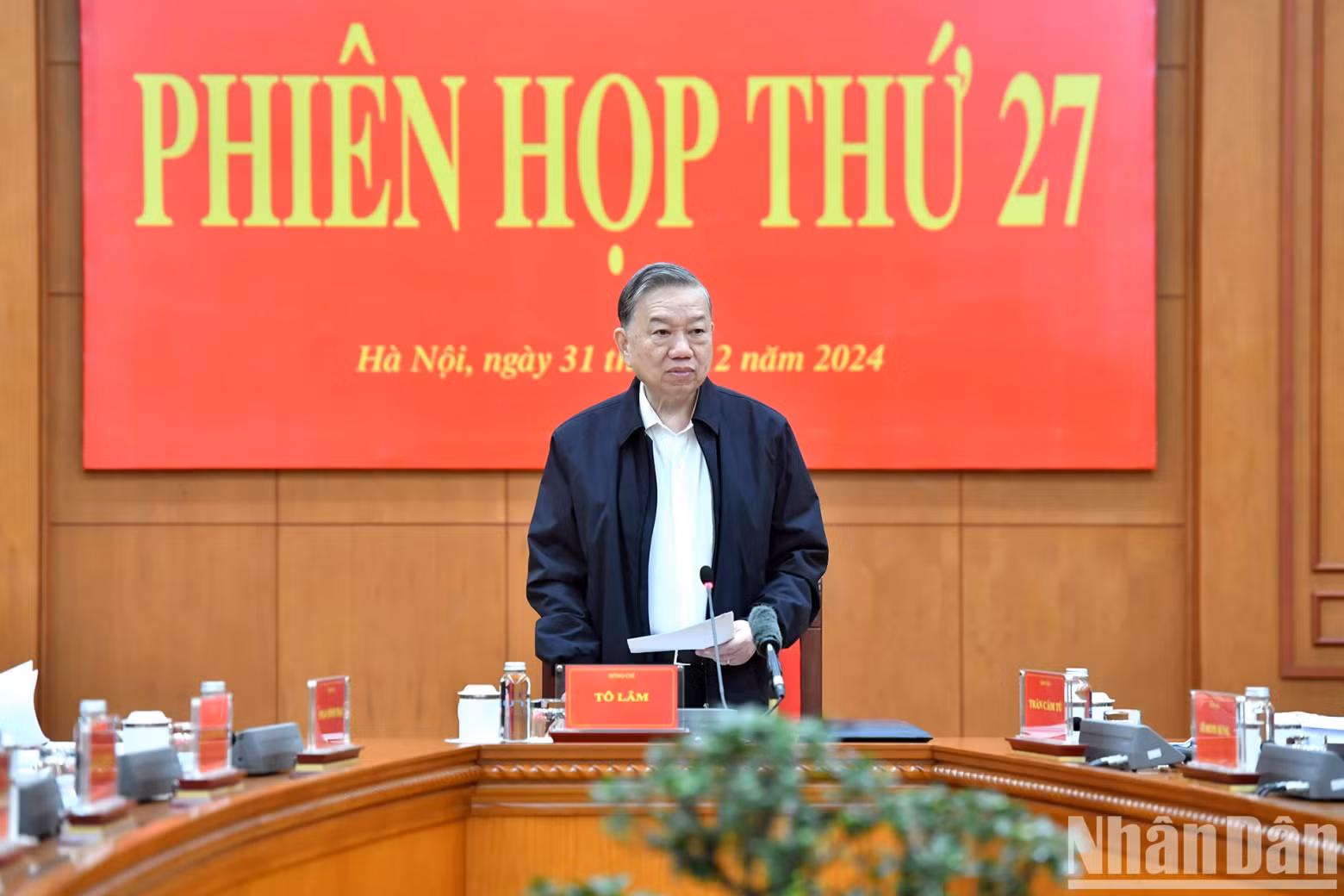 Party General Secretary To Lam speaks at the meeting