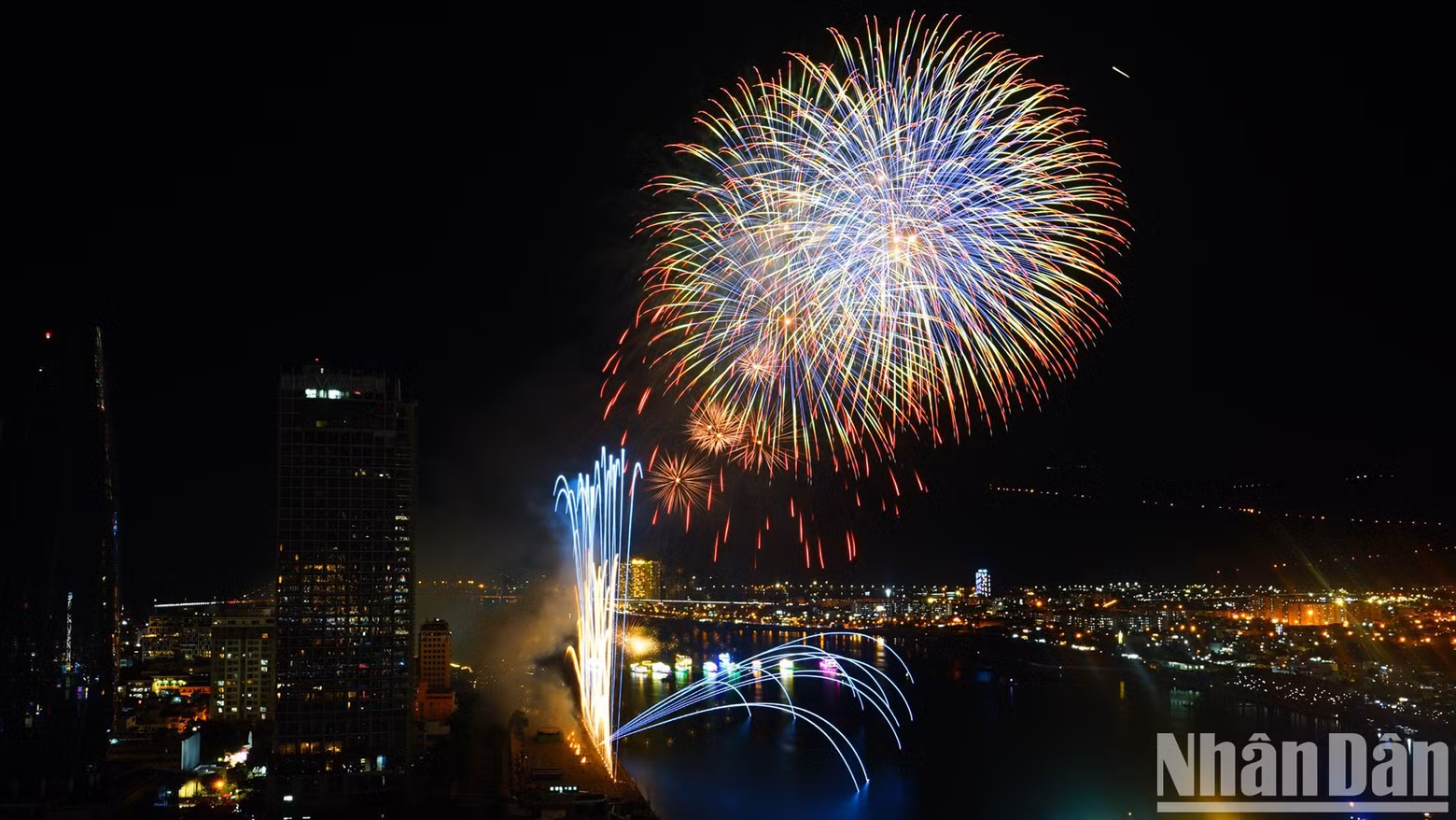 The beauty of China is described by the fireworks performance of the Liuyang Jingduan New-art Display team.