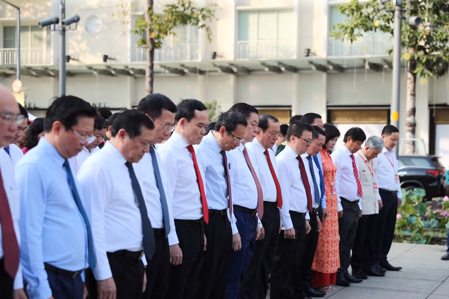 Before the opening ceremony, leaders of the Party and State offer flowers in tribute to President Ho Chi Minh