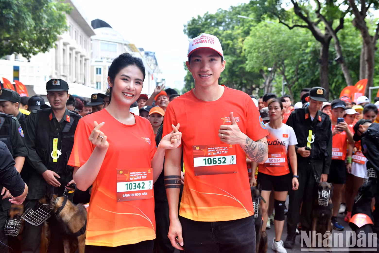 Among participants were football star Doan Van Hau and Miss Vietnam 2010 Dang Thi Ngoc Han.