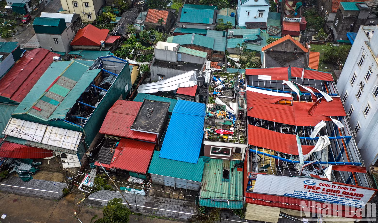 Heavy rain and strong winds knocked down hundreds of metres of walls and fences and caused many houses to lose roofs in Quang Ninh Province Heavy rain and strong winds knocked down hundreds of metres of walls and fences and caused many houses to lose roofs in Quang Ninh Province