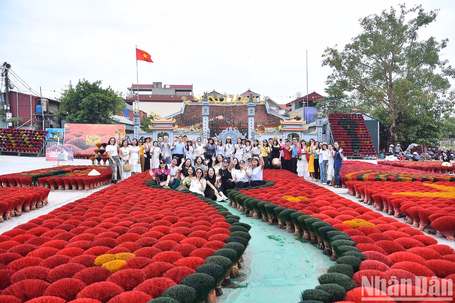 The Famtrip delegation visited Tu Bi Huong incense-making production facility. The products of this facility are recognised as 4-star OCOP products.