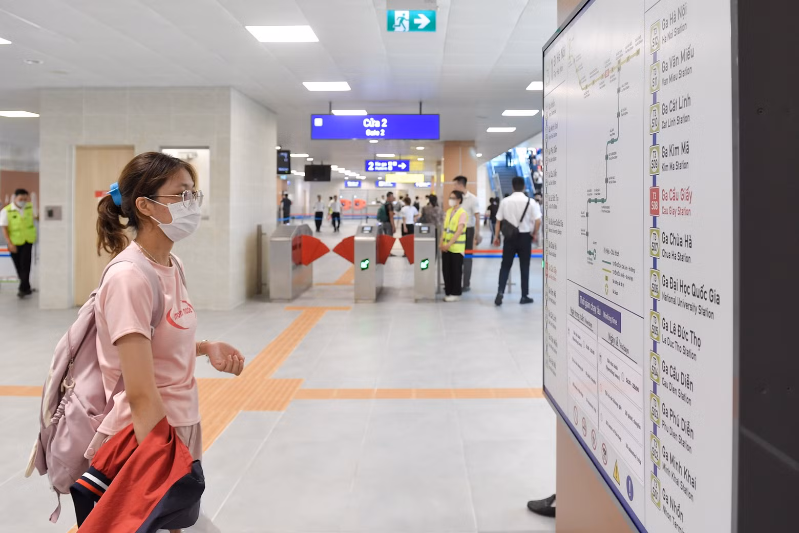 Information boards are installed in many locations at the stations to provide passengers with real-time information on next train arrivals, and related announcements.