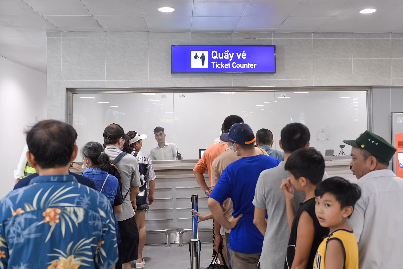 The Hanoi Metropolitan Railway Management Board (MRB) announced that for the first three months of operation, trains will run from 5:30 a.m. to 10 p.m. every day, with trains arriving every 10 minutes.