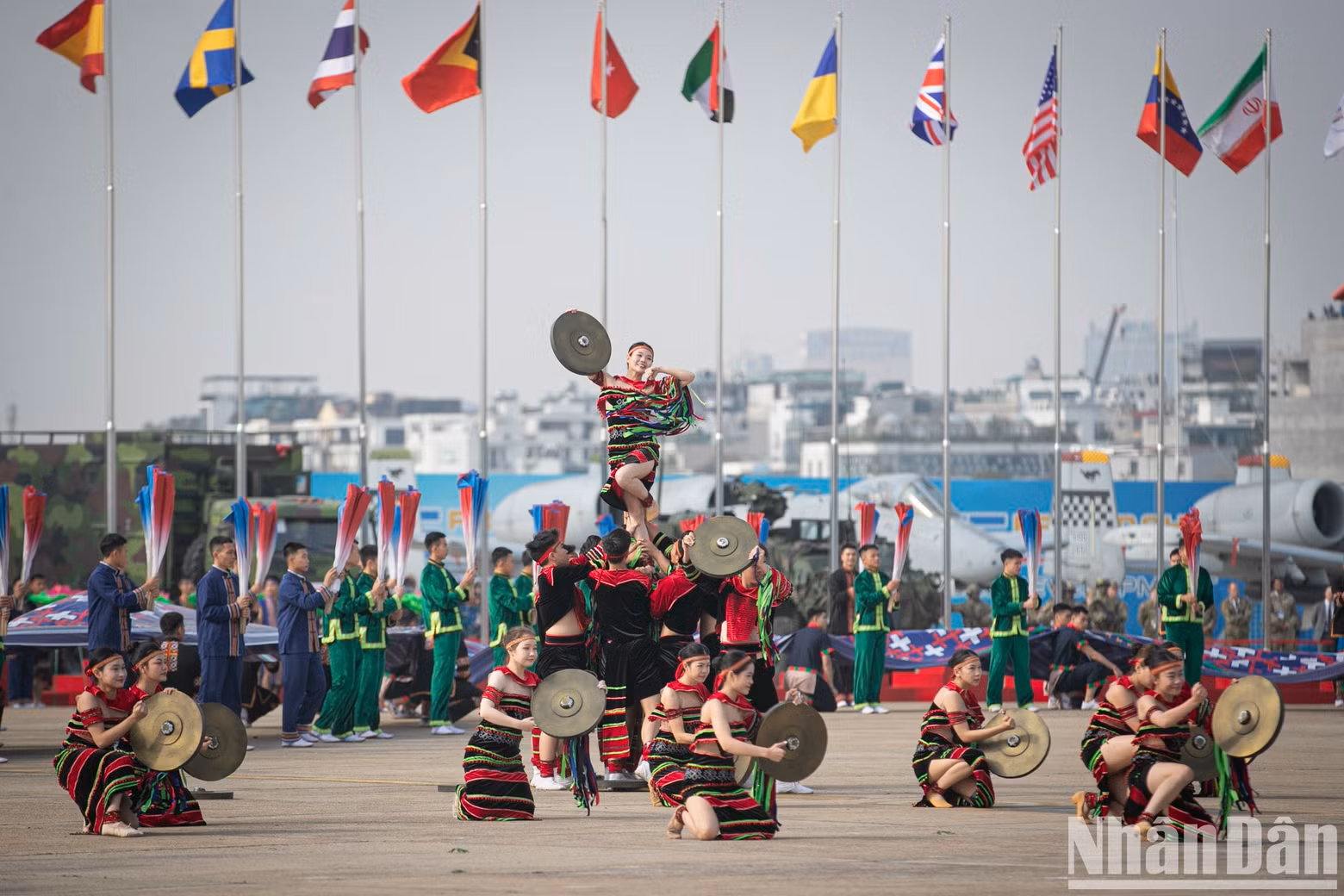 An art performance at the opening ceremony. An art performance at the opening ceremony.
