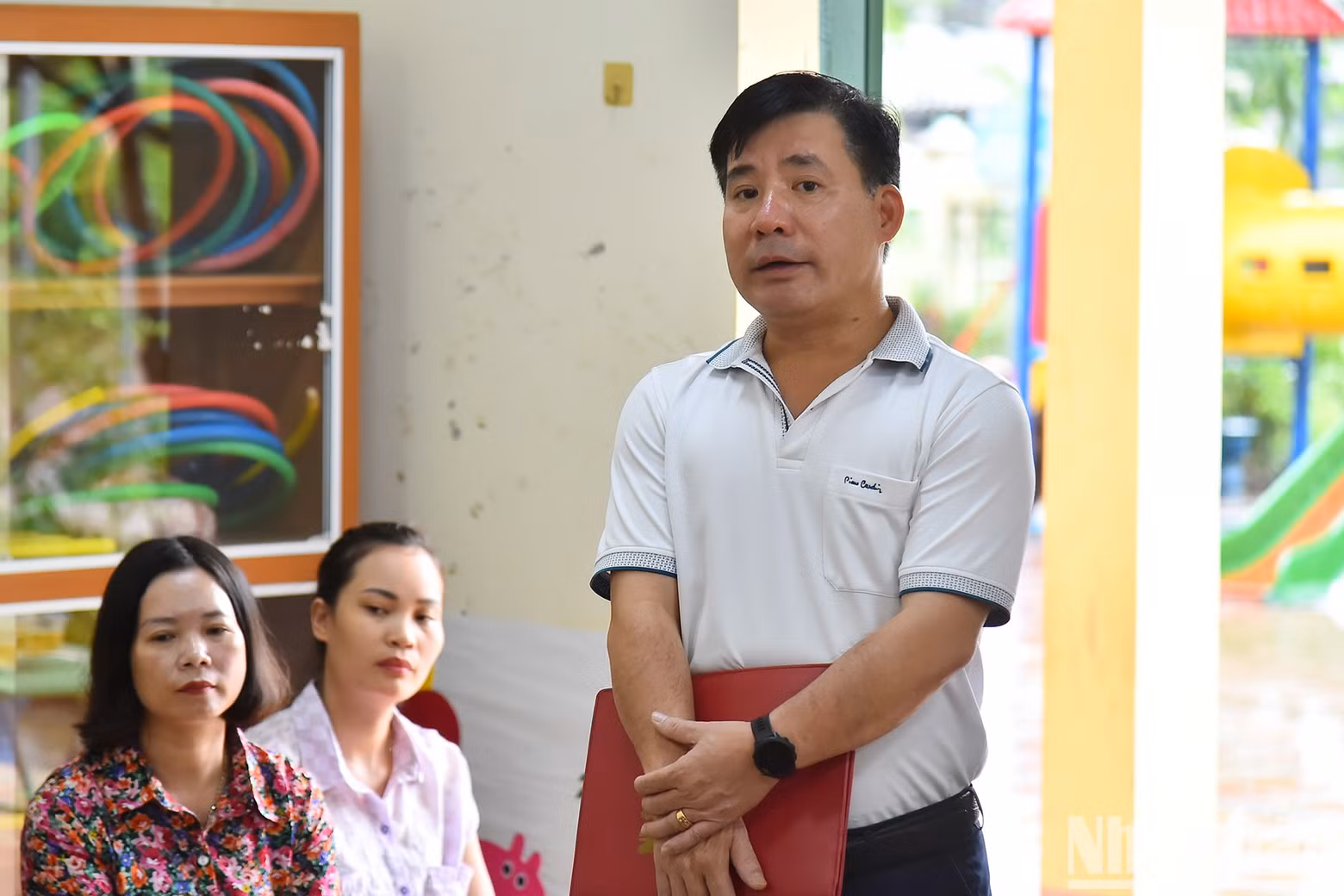 Journalist Nguyen Thanh Tam, Head of the Representative Office of Nhan Dan Newspaper in Lao Cai Province, speaks at the ceremony.