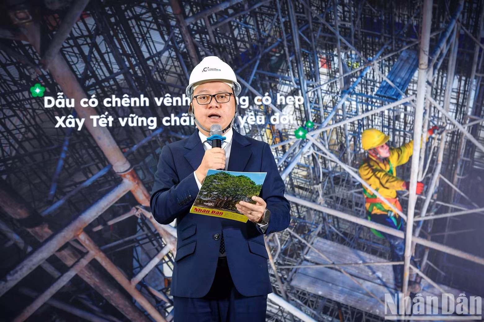 According to Le Quoc Minh, member of the Party Central Committee (PCC), Editor-in-Chief of Nhan Dan Newspaper, Deputy Head of the PCC Commission for Communication and Education, and Chairman of the Vietnam Journalists Association, the programme will give away nearly 17,000 gifts to workers at construction sites in localities across the country.