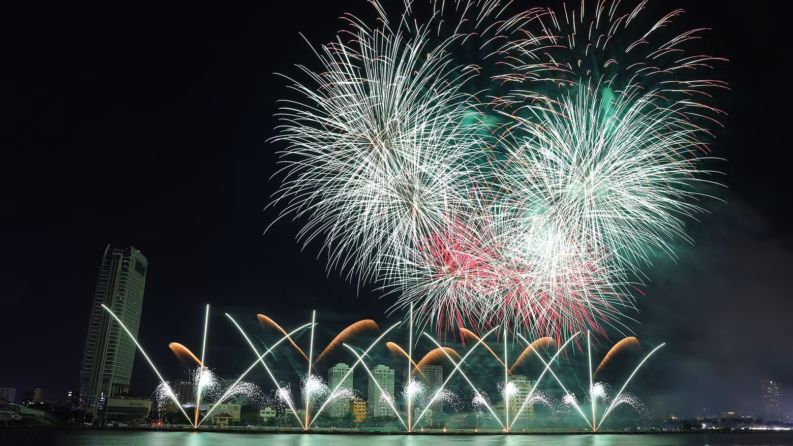 The fireworks performance featured a distinctive European culture, and the numerous fireworks made the night truly unique.