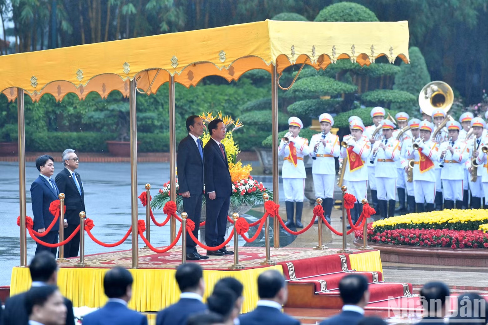 President Vo Van Thuong and Indonesian President Joko Widodo listen to the national anthems of the two countries.