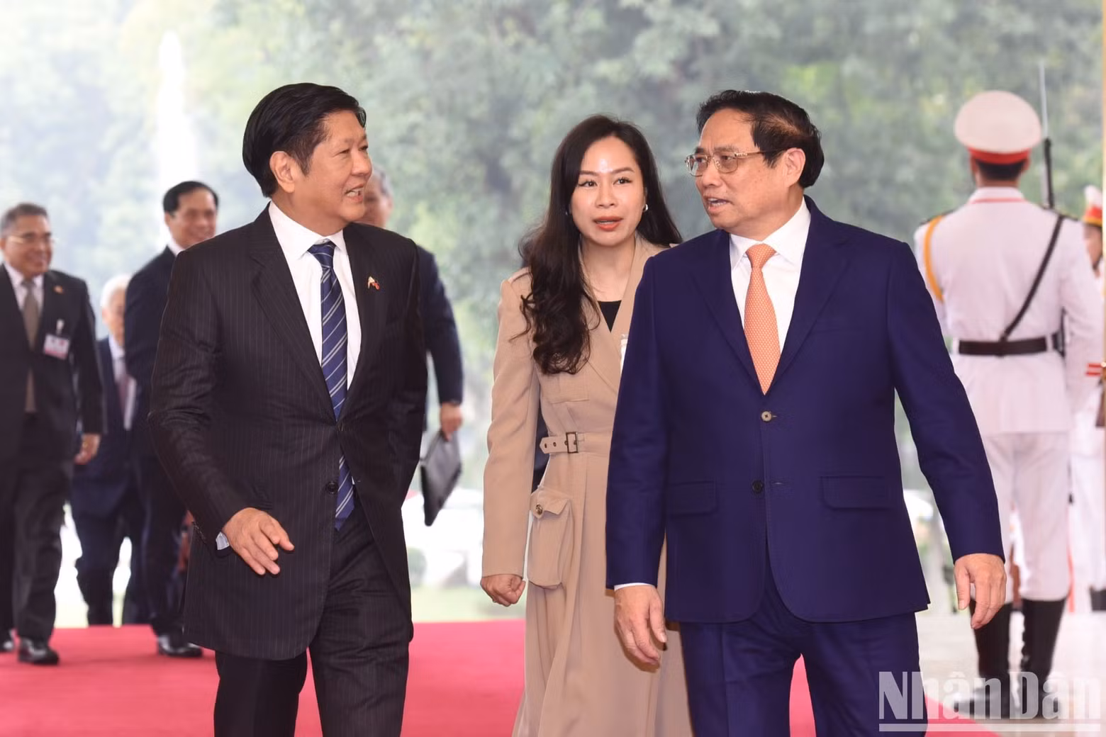 Prime Minister Pham Minh Chinh (R) welcomes Philippine Ferdinand Romualdez Marcos Jr.