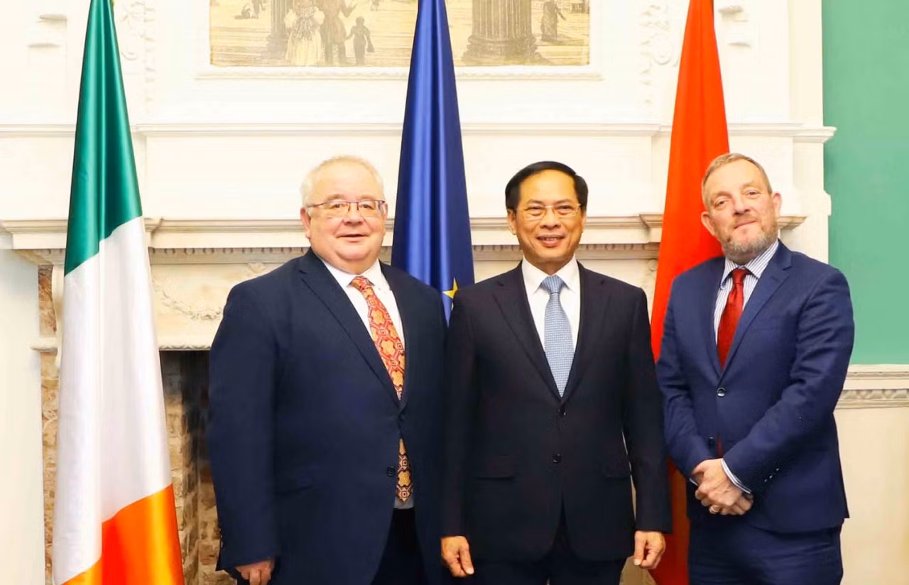 Vietnamese Minister of Foreign Affairs Bui Thanh Son and Cathaoirleach of Seanad Éireann (speaker of the upper house) Jerry Buttimer, and Ceann Comhairle of Dáil Éireann (speaker of the lower house) Seán Ó Fearghaíl. (Photo: VNA) Vietnamese Minister of Foreign Affairs Bui Thanh Son and Cathaoirleach of Seanad Éireann (speaker of the upper house) Jerry Buttimer, and Ceann Comhairle of Dáil Éireann (speaker of the lower house) Seán Ó Fearghaíl. (Photo: VNA)