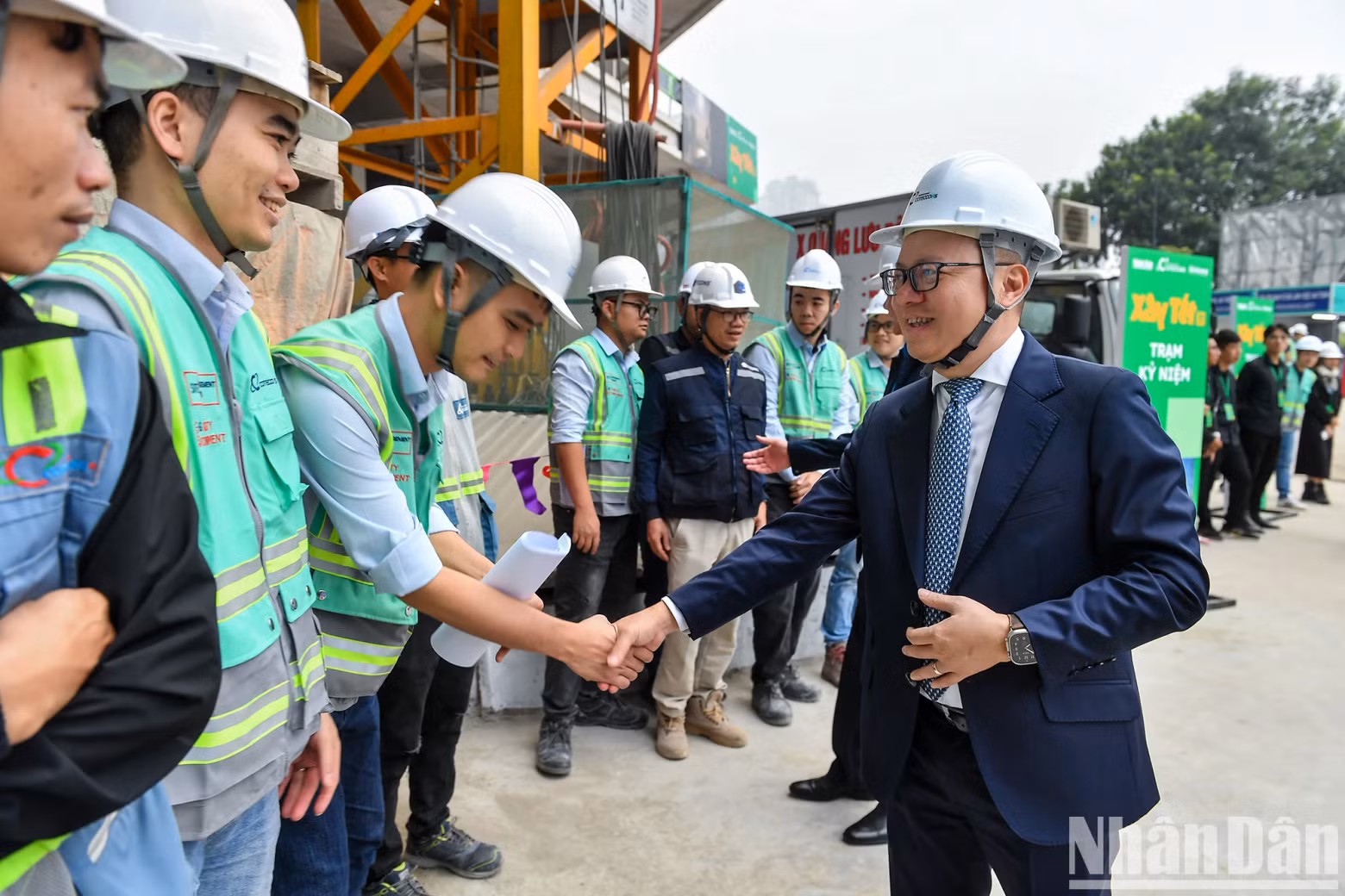 Editor-in-Chief of Nhan Dan Newspaper Le Quoc Minh and engineers and workers at the event.