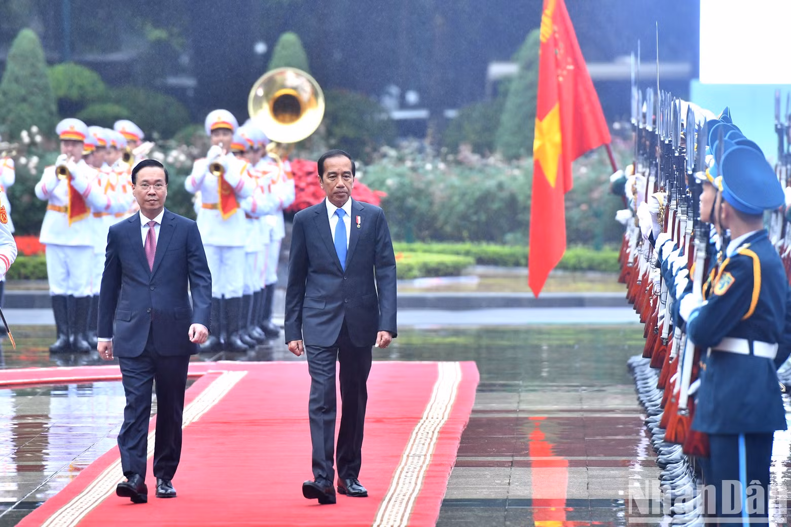 President Vo Van Thuong and Indonesian President Joko Widodo inspect the guards of honour at the welcome ceremony.