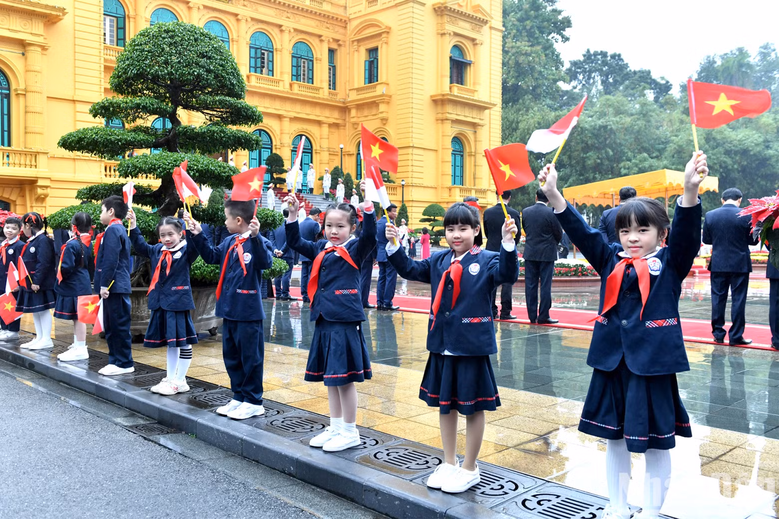 Hanoi children wave national flags of Vietnam and Indonesia to welcome Indonesian President Joko Widodo.